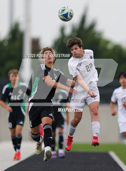 Thumbnail 3 in Dallas Jesuit vs. Southlake Carroll (UIL 6A D2 Regional Final Playoff) photogallery.