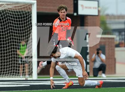Thumbnail 3 in Dallas Jesuit vs. Southlake Carroll (UIL 6A D2 Regional Final Playoff) photogallery.