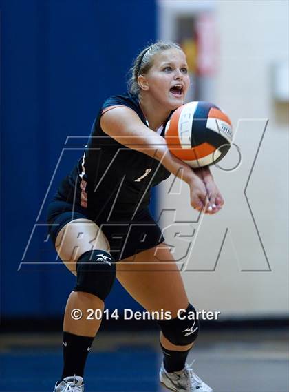 Thumbnail 3 in Kell vs. Pope photogallery.