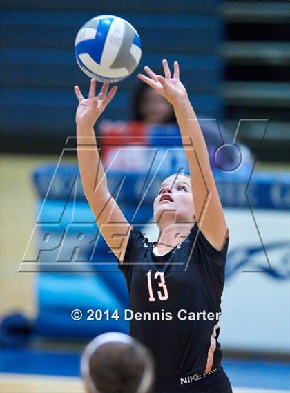 Thumbnail 3 in Kell vs. Pope photogallery.