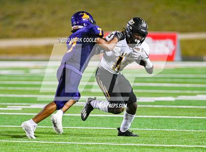 Thumbnail 2 in Sealy vs. Center (UIL D4 Area Playoff) photogallery.