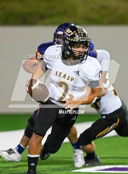 Thumbnail 2 in Sealy vs. Center (UIL D4 Area Playoff) photogallery.