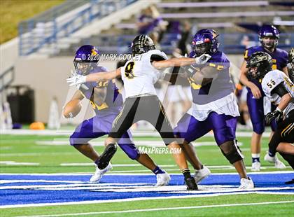 Thumbnail 2 in Sealy vs. Center (UIL D4 Area Playoff) photogallery.