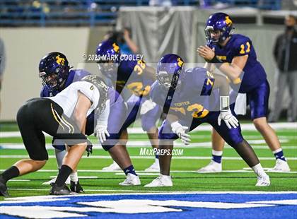Thumbnail 3 in Sealy vs. Center (UIL D4 Area Playoff) photogallery.