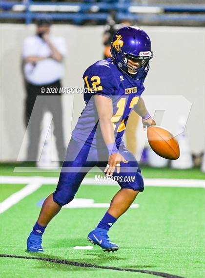 Thumbnail 2 in Sealy vs. Center (UIL D4 Area Playoff) photogallery.