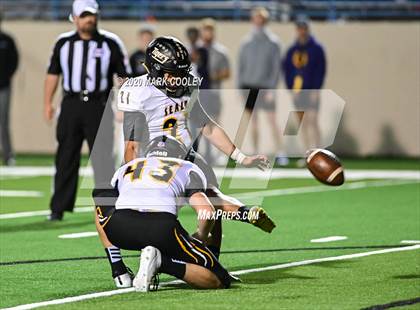 Thumbnail 3 in Sealy vs. Center (UIL D4 Area Playoff) photogallery.