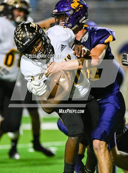 Thumbnail 2 in Sealy vs. Center (UIL D4 Area Playoff) photogallery.