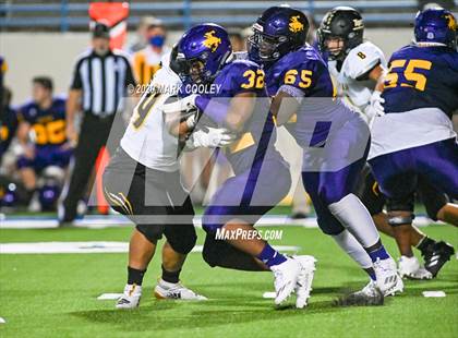 Thumbnail 3 in Sealy vs. Center (UIL D4 Area Playoff) photogallery.