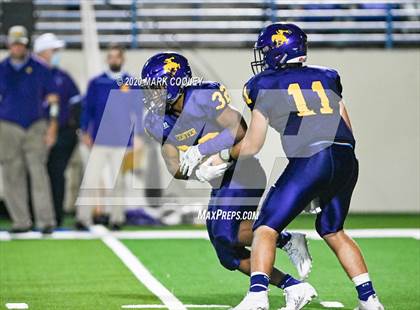 Thumbnail 2 in Sealy vs. Center (UIL D4 Area Playoff) photogallery.