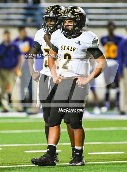 Thumbnail 1 in Sealy vs. Center (UIL D4 Area Playoff) photogallery.