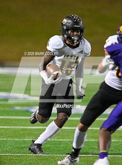 Thumbnail 2 in Sealy vs. Center (UIL D4 Area Playoff) photogallery.