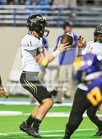 Thumbnail 2 in Sealy vs. Center (UIL D4 Area Playoff) photogallery.
