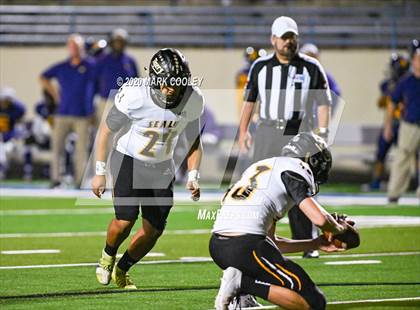 Thumbnail 1 in Sealy vs. Center (UIL D4 Area Playoff) photogallery.