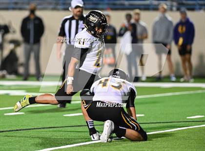 Thumbnail 2 in Sealy vs. Center (UIL D4 Area Playoff) photogallery.