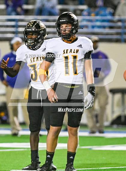 Thumbnail 3 in Sealy vs. Center (UIL D4 Area Playoff) photogallery.