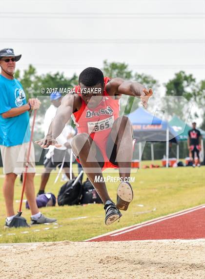 Thumbnail 1 in UIL Regional Track & Field Meet R3 photogallery.