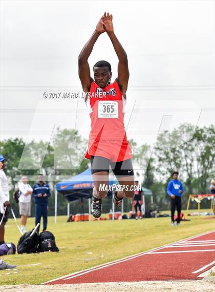 Thumbnail 2 in UIL Regional Track & Field Meet R3 photogallery.