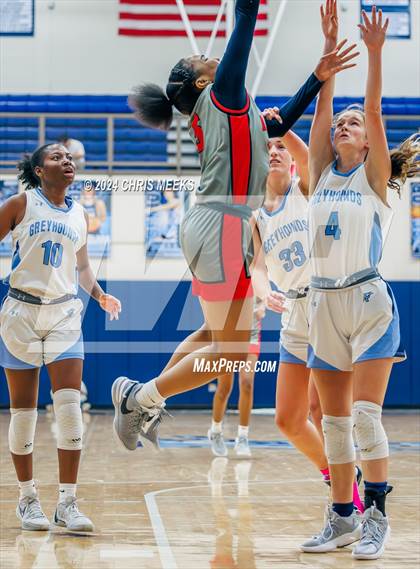 Thumbnail 3 in Pope vs Archer (Hounds Holiday Hoop Classic Final) photogallery.