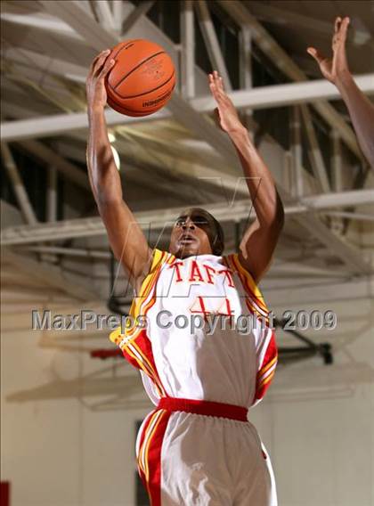 Thumbnail 1 in Taft vs. Westchester (Tip-Off Classic) photogallery.