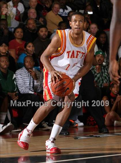 Thumbnail 1 in Taft vs. Westchester (Tip-Off Classic) photogallery.