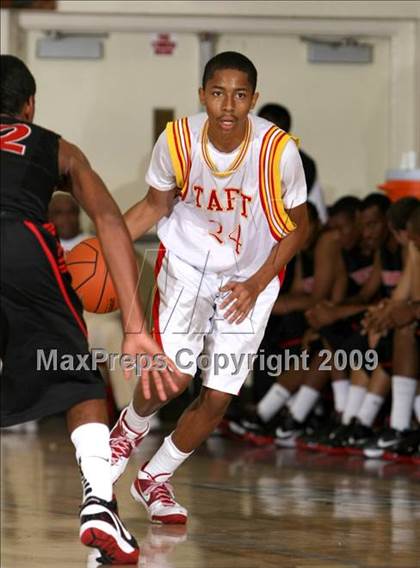 Thumbnail 1 in Taft vs. Westchester (Tip-Off Classic) photogallery.