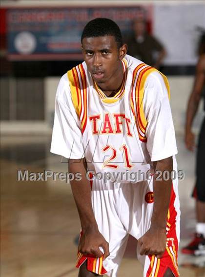 Thumbnail 1 in Taft vs. Westchester (Tip-Off Classic) photogallery.
