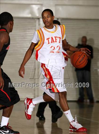 Thumbnail 2 in Taft vs. Westchester (Tip-Off Classic) photogallery.