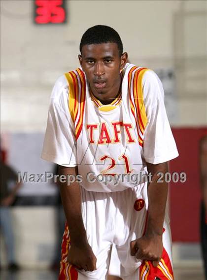 Thumbnail 2 in Taft vs. Westchester (Tip-Off Classic) photogallery.