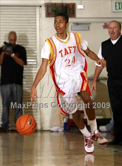 Thumbnail 2 in Taft vs. Westchester (Tip-Off Classic) photogallery.