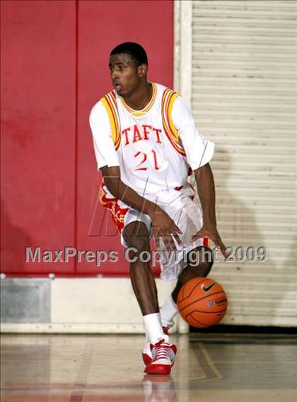 Thumbnail 1 in Taft vs. Westchester (Tip-Off Classic) photogallery.