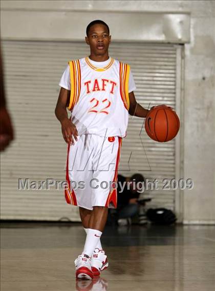 Thumbnail 1 in Taft vs. Westchester (Tip-Off Classic) photogallery.