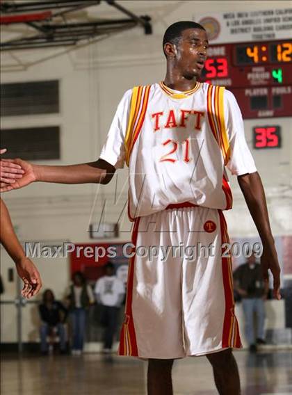 Thumbnail 1 in Taft vs. Westchester (Tip-Off Classic) photogallery.