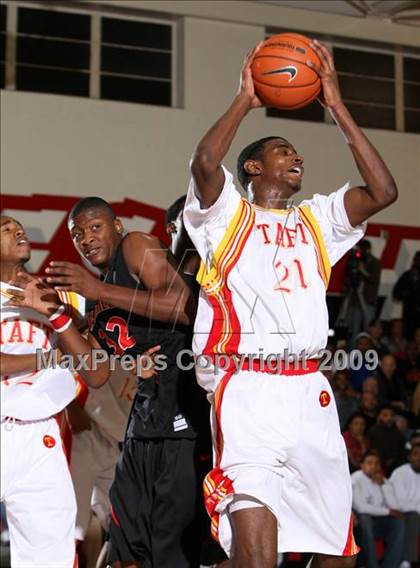 Thumbnail 1 in Taft vs. Westchester (Tip-Off Classic) photogallery.