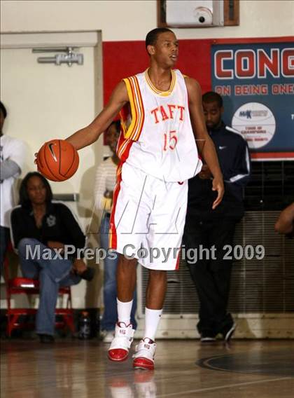 Thumbnail 2 in Taft vs. Westchester (Tip-Off Classic) photogallery.