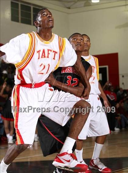 Thumbnail 1 in Taft vs. Westchester (Tip-Off Classic) photogallery.