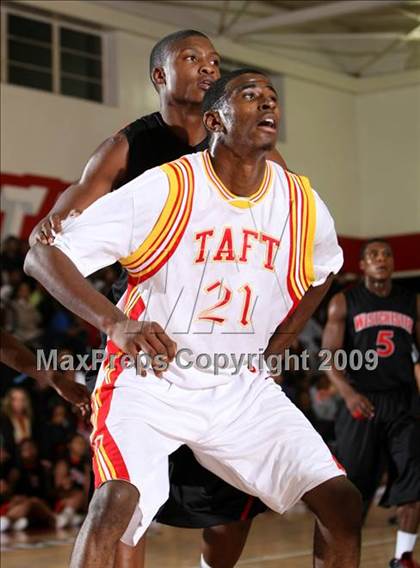 Thumbnail 1 in Taft vs. Westchester (Tip-Off Classic) photogallery.