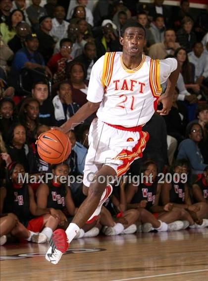 Thumbnail 2 in Taft vs. Westchester (Tip-Off Classic) photogallery.