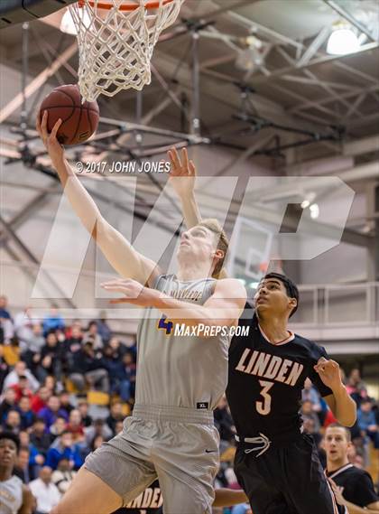 Thumbnail 3 in Montverde Academy vs. Linden (Metro Classic) photogallery.