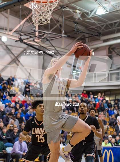 Thumbnail 3 in Montverde Academy vs. Linden (Metro Classic) photogallery.