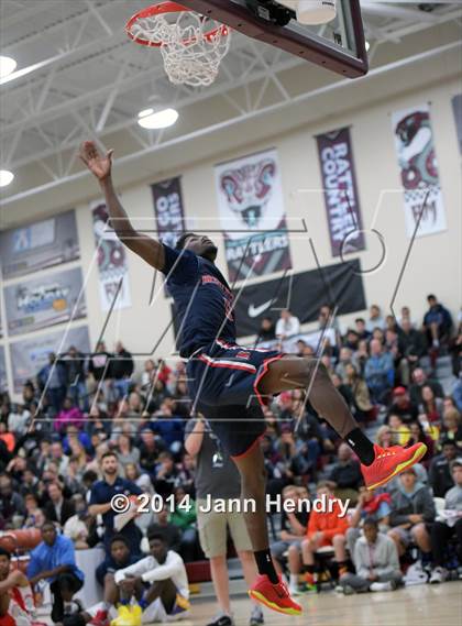 Thumbnail 1 in 2014 MaxPreps Holiday Classic Dunk Contest  photogallery.