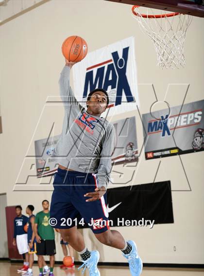 Thumbnail 3 in 2014 MaxPreps Holiday Classic Dunk Contest  photogallery.