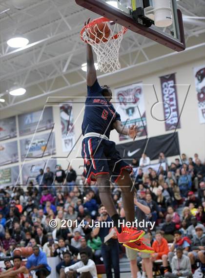 Thumbnail 1 in 2014 MaxPreps Holiday Classic Dunk Contest  photogallery.