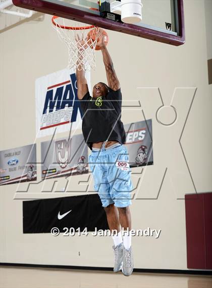 Thumbnail 1 in 2014 MaxPreps Holiday Classic Dunk Contest  photogallery.