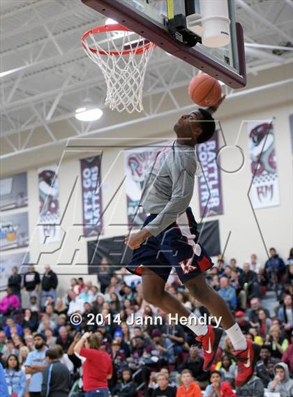 Thumbnail 1 in 2014 MaxPreps Holiday Classic Dunk Contest  photogallery.