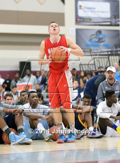 Thumbnail 3 in 2014 MaxPreps Holiday Classic Dunk Contest  photogallery.