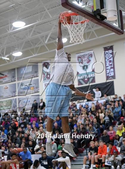 Thumbnail 1 in 2014 MaxPreps Holiday Classic Dunk Contest  photogallery.