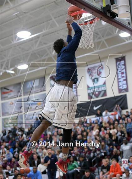 Thumbnail 1 in 2014 MaxPreps Holiday Classic Dunk Contest  photogallery.