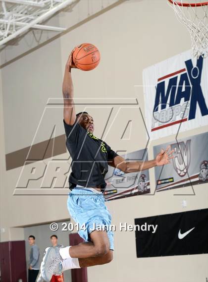 Thumbnail 2 in 2014 MaxPreps Holiday Classic Dunk Contest  photogallery.