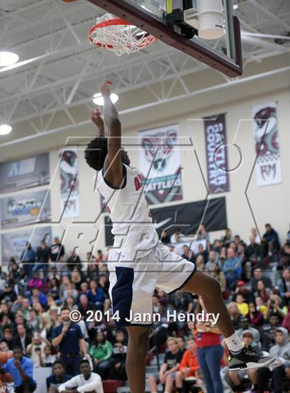 Thumbnail 2 in 2014 MaxPreps Holiday Classic Dunk Contest  photogallery.