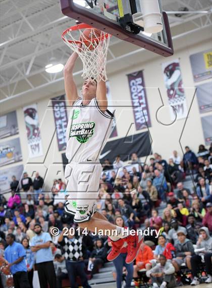 Thumbnail 1 in 2014 MaxPreps Holiday Classic Dunk Contest  photogallery.